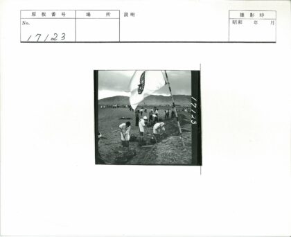 田野挖土工人与山景旗影.jpg