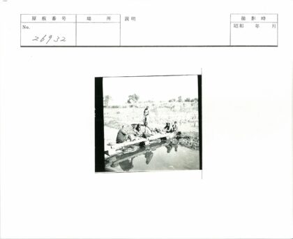 田野木桥上的人群与旁观者.jpg