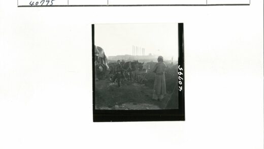 田野木车木马人群风景.jpg