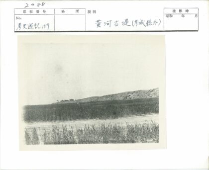田野河流与青山自然风光.jpg
