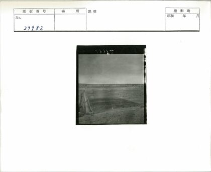 田野泥路行人与渡槽风光.jpg