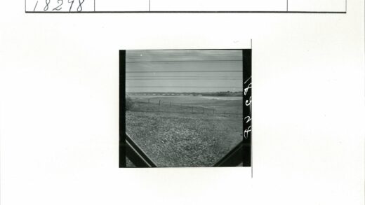 田野电线栅栏远眺桥梁建筑.jpg