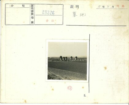 田野石塔与远山风景.jpg