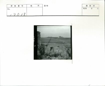 田野远景与石墙建筑群.jpg