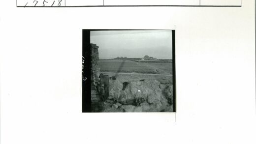 田野远景与石墙建筑群.jpg