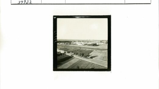 田野道路与远方建筑景观.jpg