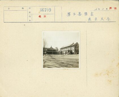 田野间的传统多层建筑.jpg