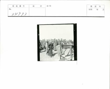 田野集会人群鞠躬历史场景.jpg
