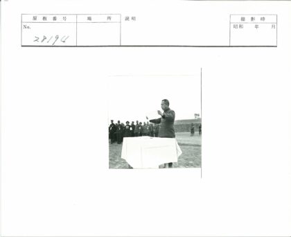 田野集会演讲男子.jpg