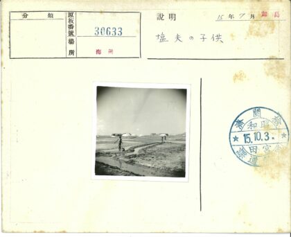 田间劳作与建筑背景.jpg