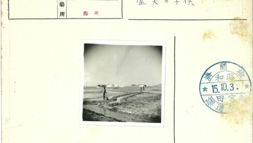 田间劳作与建筑背景.jpg