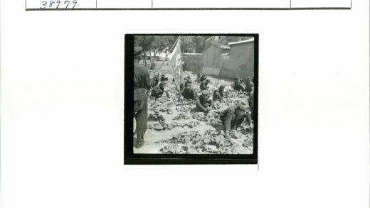 田间劳作与旗帜的农耕场景.jpg