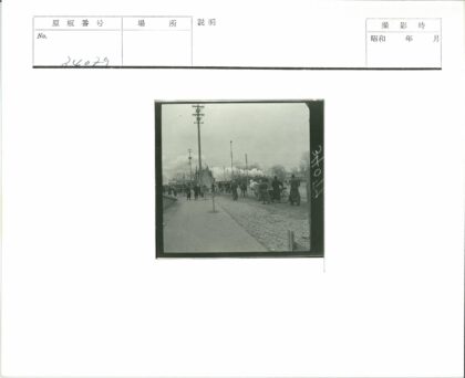 电力线下手推车与火车的老街景.jpg