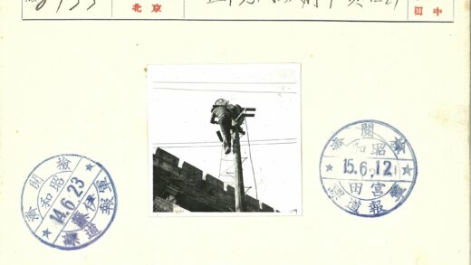 电工维修砖房旁电线杆工作照.jpg