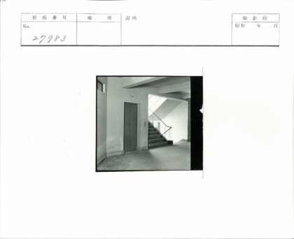 电梯与楼梯光影交错.jpg