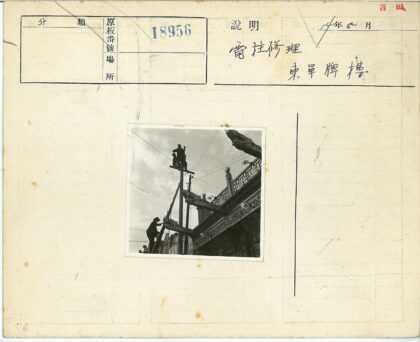 电线交错中的龙雕建筑工人.jpg