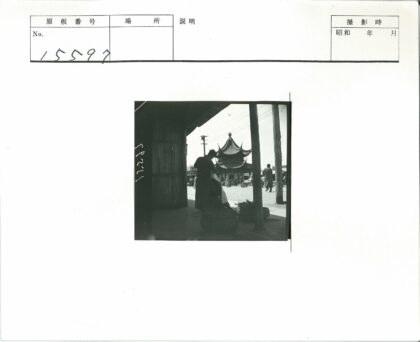 电线杆下宝塔建筑与行人.jpg