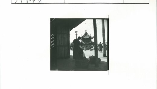 电线杆下宝塔建筑与行人.jpg