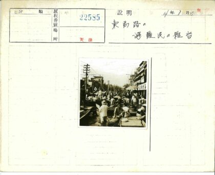 电线杆下的繁忙街景.jpg