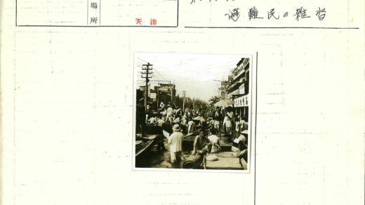 电线杆下的繁忙街景.jpg