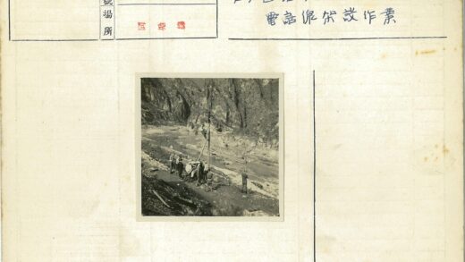 电线杆旁攀爬者与溪流景观.jpg
