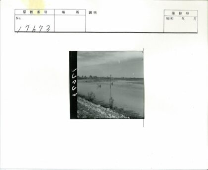 电线杆旁涉水行人阴天街景.jpg