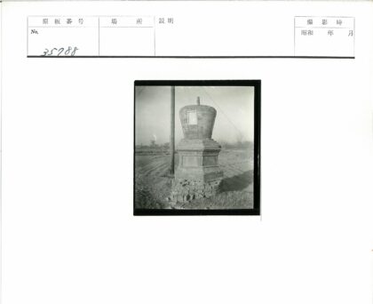 电线杆旁钟形砖结构冬日景.jpg