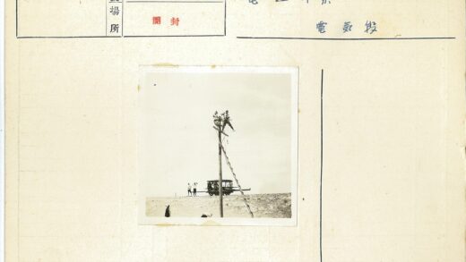电线杆维修工人与手推车现场.jpg