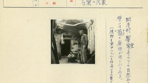 男人与孩子在石屋外.jpg
