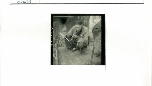 男人倚墙抽烟斗.jpg