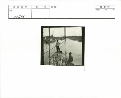男人划船顺流而下.jpg