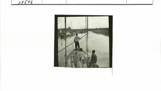 男人划船顺流而下.jpg