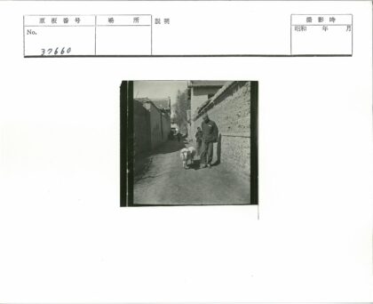 男人孩子与山羊小巷行.jpg