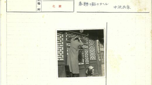 男人站椅上够木门孩子旁观.jpg