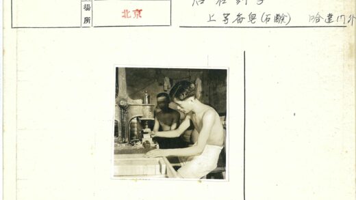 男士操作机械装置工作照.jpg