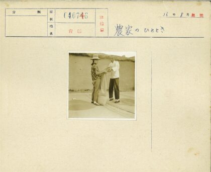 男女合作装袋泥砖墙旁.jpg