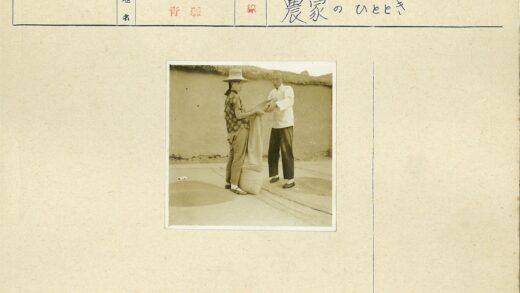 男女合作装袋泥砖墙旁.jpg