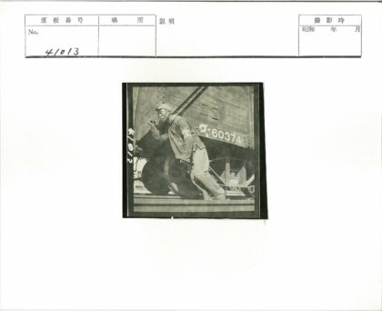 男子与60374号火车车厢合影.jpg