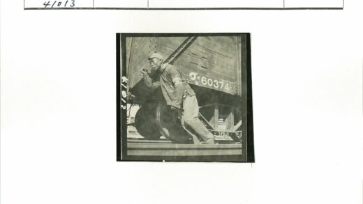 男子与60374号火车车厢合影.jpg