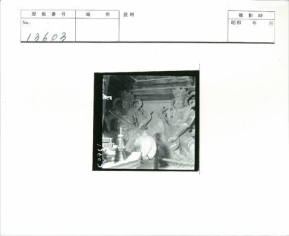 男子与巨型战士雕像及仪式用品.jpg