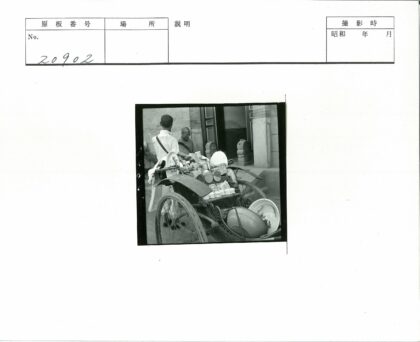 男子与推车旁门洞石瓮场景.jpg
