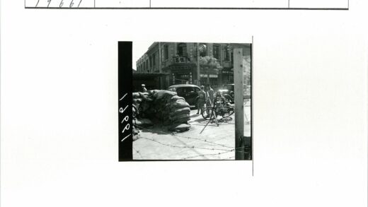 男子与沙袋自行车背景建筑.jpg