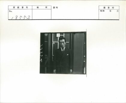 男子与玻璃门标志建筑.jpg