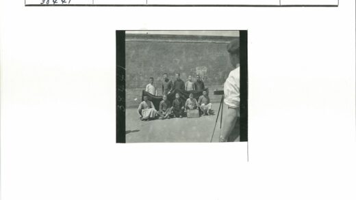 男子与男孩砖墙前合影.jpg