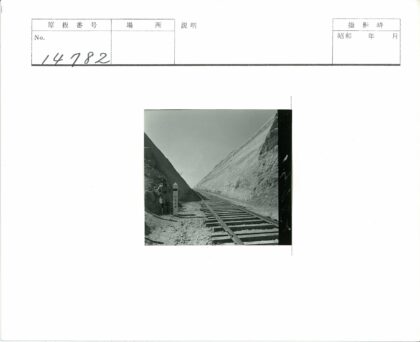 男子与铁路标志牌荒野风景.jpg