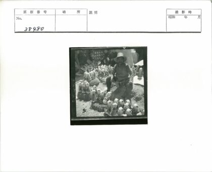 男子与雕像市集场景.jpg
