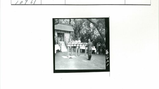 男子与鸟笼室外平台背影.jpg