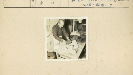 男子专注处理积木工作场景.jpg