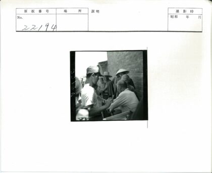 男子写字众人围观砖墙前.jpg
