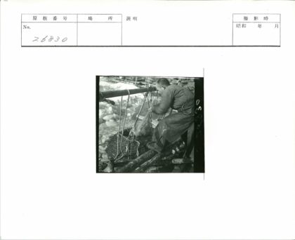 男子冰水边编织柳条篮.jpg
